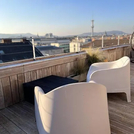 Апартаменты Charming Shared Rooftop Terrace Jacuzzi 360 View Mk2 Будапешт