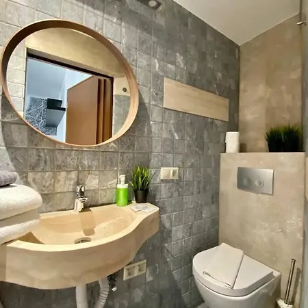 Апартаменты Charming Shared Rooftop Terrace Jacuzzi 360 View Mk2